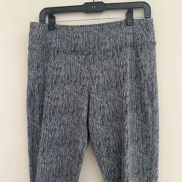 Gray High-Waisted Leggings - Picture 5 of 11